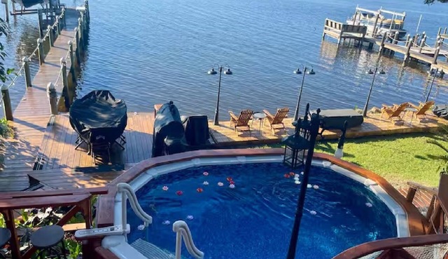 Pellicanus House. Waterfront Paradise+Pool+Hot Tub+ Kayaks Adventure!