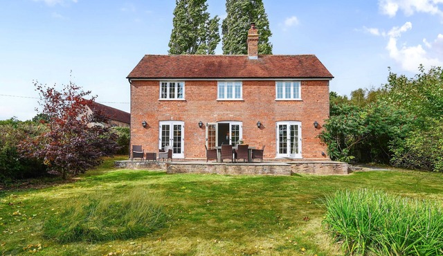 Pelsham Farm Cottage - a holiday let that sleeps 8 guests in 4 bedrooms