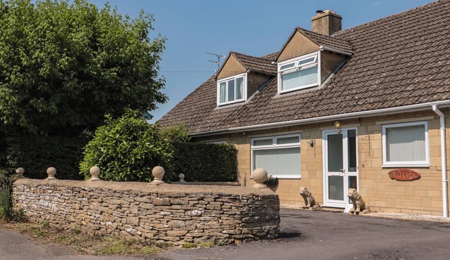 PEMBERTON, pet friendly, with a garden in Ashton Keynes