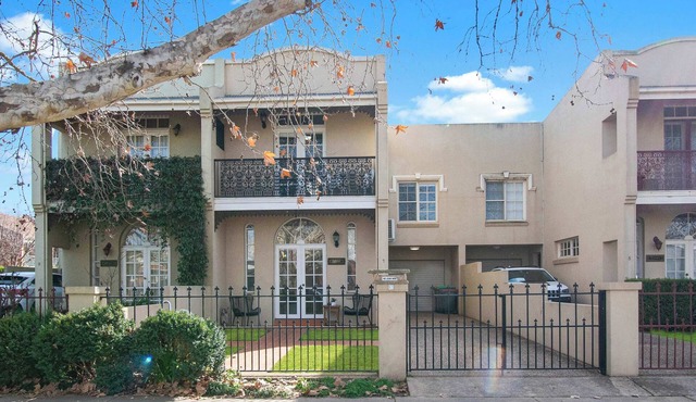 Pembroke - CBD, Elegant & Character Filled Stay