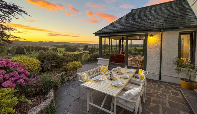 Pembroke Cottage - A short stroll from Cartmel Village