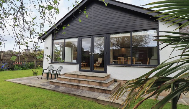 PEMBROKE, family friendly, with open fire in Cartmel