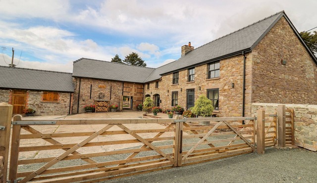 PEN BONT HOME FARM, pet friendly, with open fire in Builth Wells