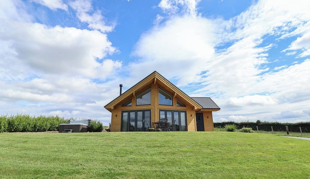 PEN BRYN, family friendly, character holiday cottage in Ruthin