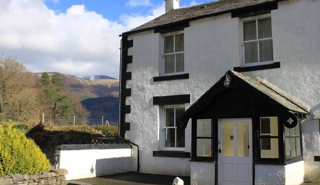 PEN COTTAGE, family friendly, with a garden in Keswick