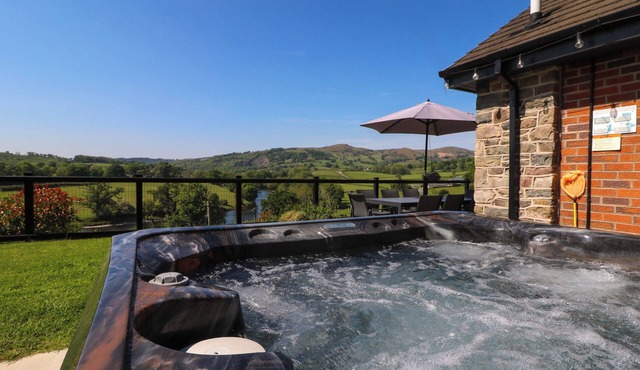 PEN Y BANC, pet friendly, with hot tub in Builth Wells