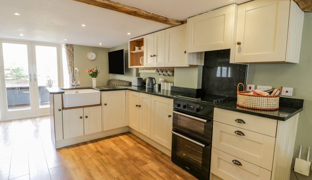 PEN Y BONT UCHA, character holiday cottage in Penrhyn Bay