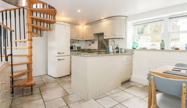 PEN-Y-BONT, pet friendly, character holiday cottage in Trefor