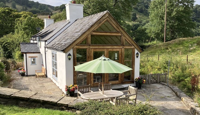 PEN Y BONT, pet friendly, character holiday cottage in Glyn Ceiriog