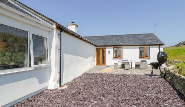 PEN Y BRAICH UCHAF, pet friendly, with open fire in Tremadog