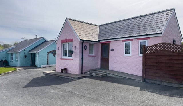 PEN- Y- BRYN @ CANLLEFAES, pet friendly, with pool in Cardigan