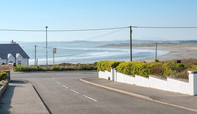 Pen y Bryn : Pet-Friendly 3‑Bed Cottage with Golf Access in Rhosneigr | Managed by Anglesey Holiday