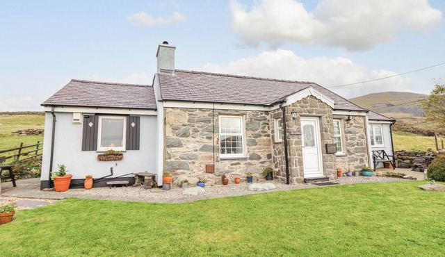 PEN Y BWLCH, pet friendly, character holiday cottage in Dinorwig