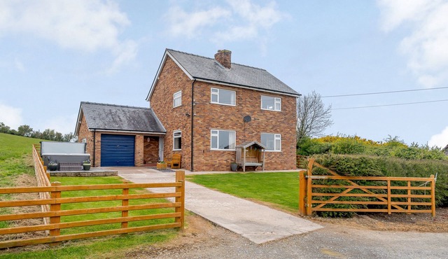 PEN Y GAER, family friendly, with hot tub in Llannefydd