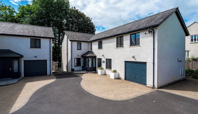 PEN-Y-GHENT, pet friendly, with hot tub in Kirkby Lonsdale