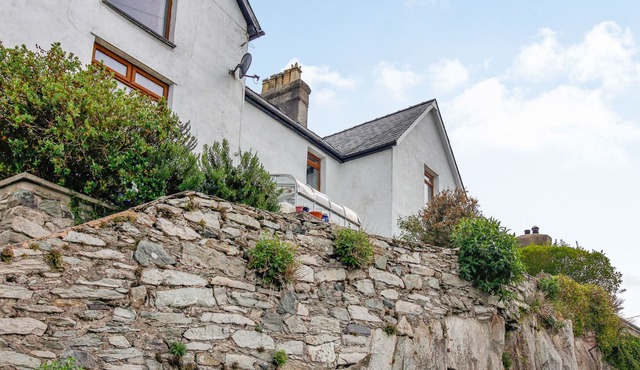 PEN Y GRAIG, pet friendly, character holiday cottage in Talysarn