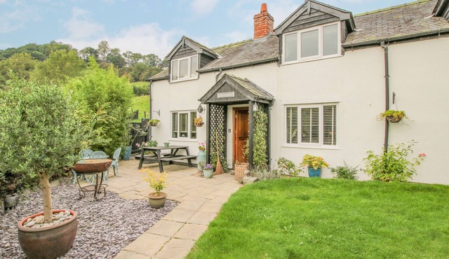 PEN Y GROES, pet friendly, character holiday cottage in Berriew