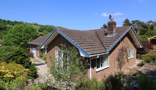 PEN Y MAES, pet friendly, with hot tub in Builth Wells