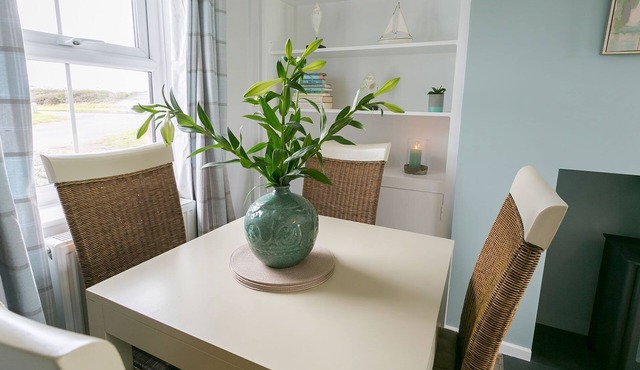 Pen Y Parc Rhosneigr - a coastal that sleeps 4 guests in 2 bedrooms