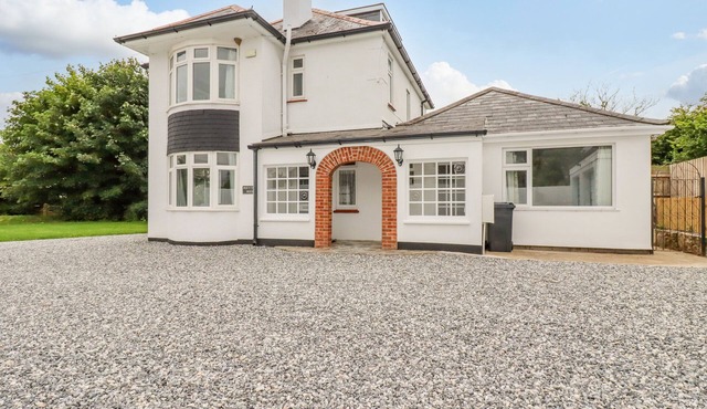 PEN-Y-THON HOUSE, pet friendly, with hot tub in Summercourt