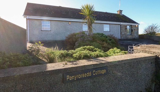 PEN YR ORSEDD COTTAGE, family friendly in Llanfachraeth