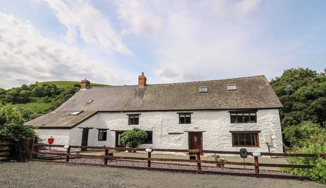 PENARTH, pet friendly, character holiday cottage in Builth Wells