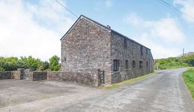 PENBARDEN BARN, family friendly, with open fire in Crackington Haven