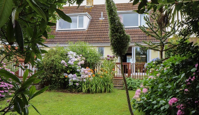 PENCOYS, pet friendly, with open fire in Mullion