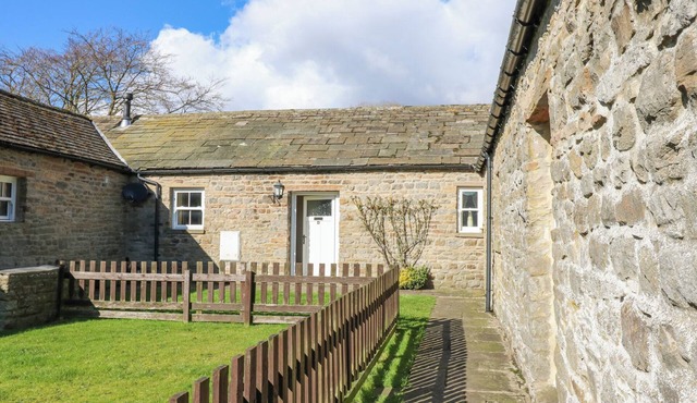 PENCROFT COTTAGE, pet friendly, character holiday cottage in Carperby