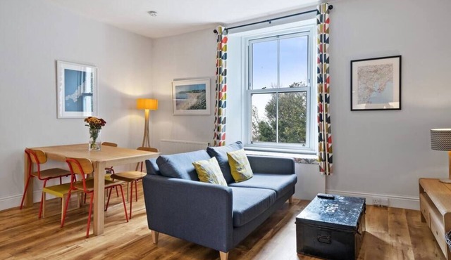 Pendennis - Bright Victorian flat, sea views, close to beach