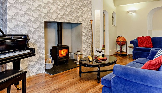 PENDENNIS HOUSE, pet friendly, character holiday cottage in Falmouth