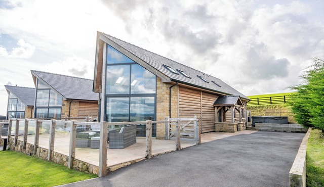 Pendle View Sleeps 8 with Hot Tub