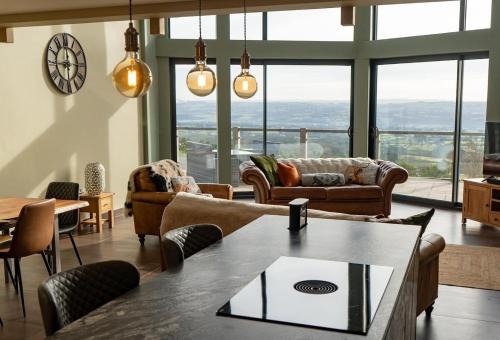 Pendle View Sleeps 8 with Hot Tub