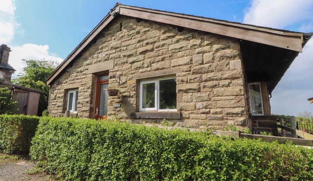 PENDLESIDE, pet friendly, character holiday cottage in Downham