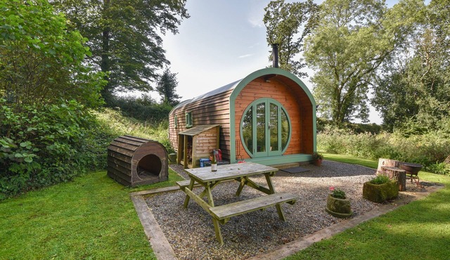 PENDRAGON POD, pet friendly, character holiday cottage in Axminster