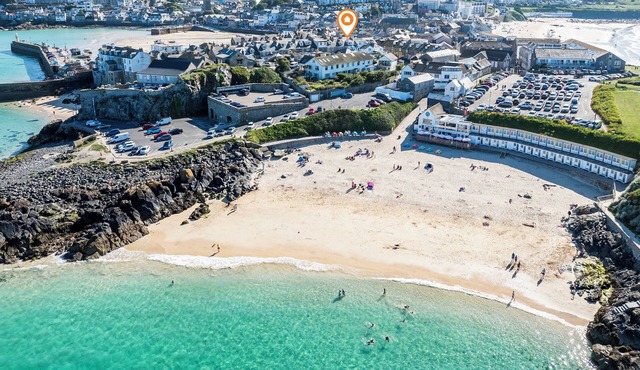 Pendynas, luxury home, heart of St Ives. Beaches, shops, restaurants all very close. Free parking for 2 cars. Free WiFi.