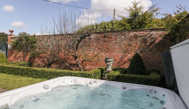 PENGETHLEY MANOR HOUSE, pet friendly, with pool in Peterstow