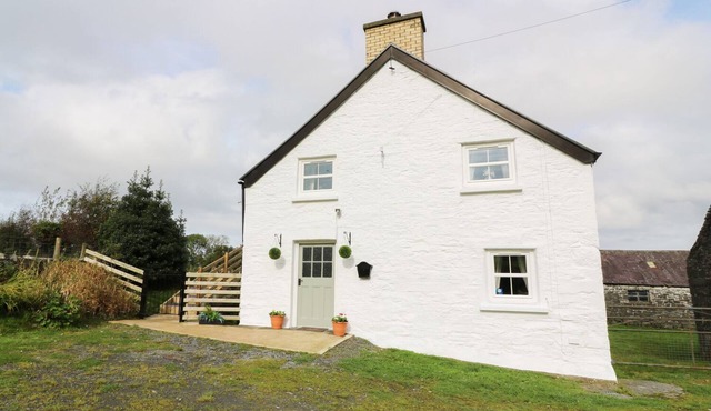 PENGLANOWEN FAWR, pet friendly, with open fire in Llangwyryfon