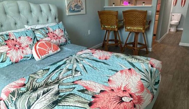 Penguins on the Beach | Studio Steps to Beach & Downtown w/pool | Unit E