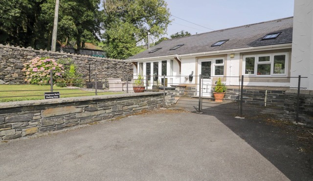 PENGWERN BACH, pet friendly, luxury holiday cottage in Llanrwst