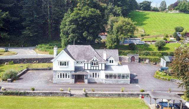 PENGWERN, pet friendly, with hot tub in Llanrwst