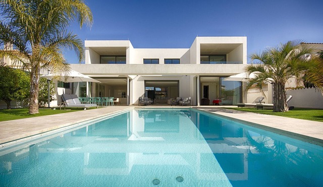 PENI LUJOSA CASA CANAL PENI,4ha, PISCINA, AMARRE 25m,WIFI