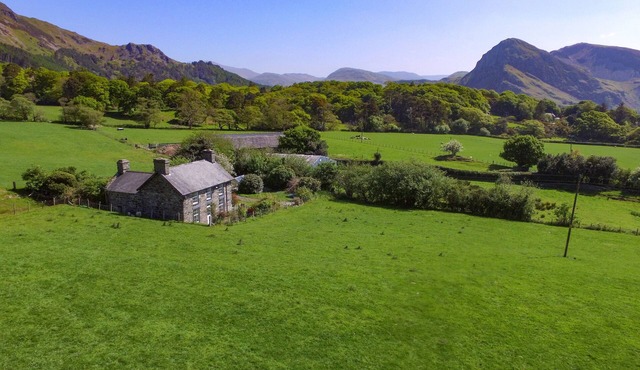 PENIARTH GANOL, pet friendly, character holiday cottage in Tywyn