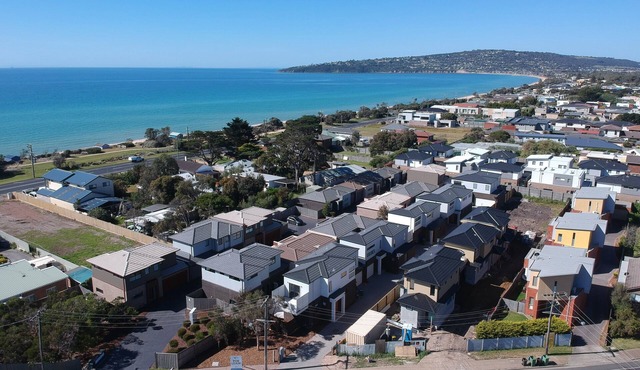 Peninsula Escape 100m from water with heating and cooling