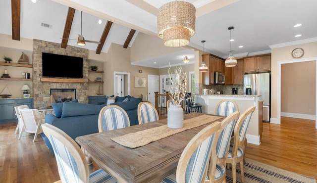 Peninsula Retreat 525: Spacious 4BR, 3BA home in West Union with lake access.