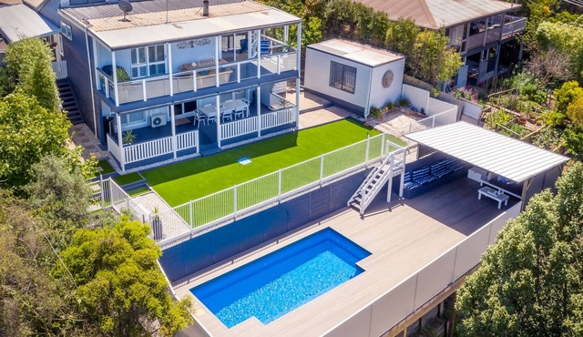 PENINSULA RETREAT beach house with views & a pool