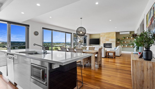 Peninsula View House by Ready Set Stay