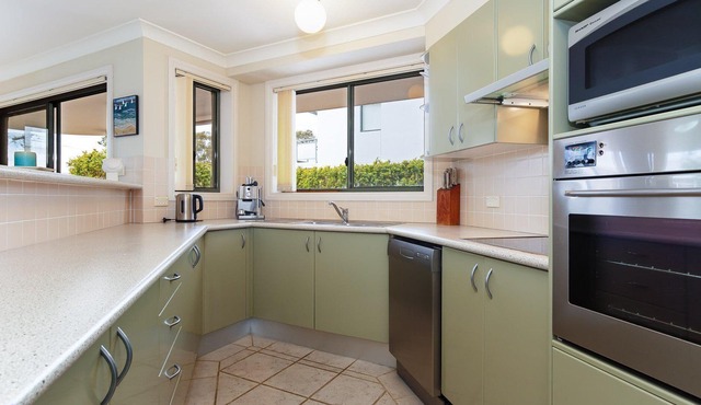 Peninsula Waters, 2/2-4 Soldiers Point Road - three bedroom unit, spacious private courtyard & WIFI