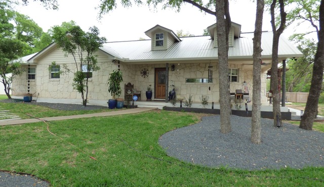 PENION HOME! HOT TUB FOR 6/7 - SPACIOUS YARD FOR KIDS!