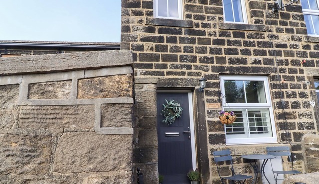 PENISTONE VIEW, pet friendly, character holiday cottage in Oxenhope